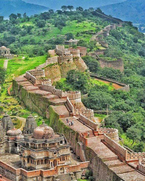 A majestic view of the expansive walls of Kumbhalgarh Fort, showcasing the architectural grandeur and historical significance of this fortress in Rajasthan, India