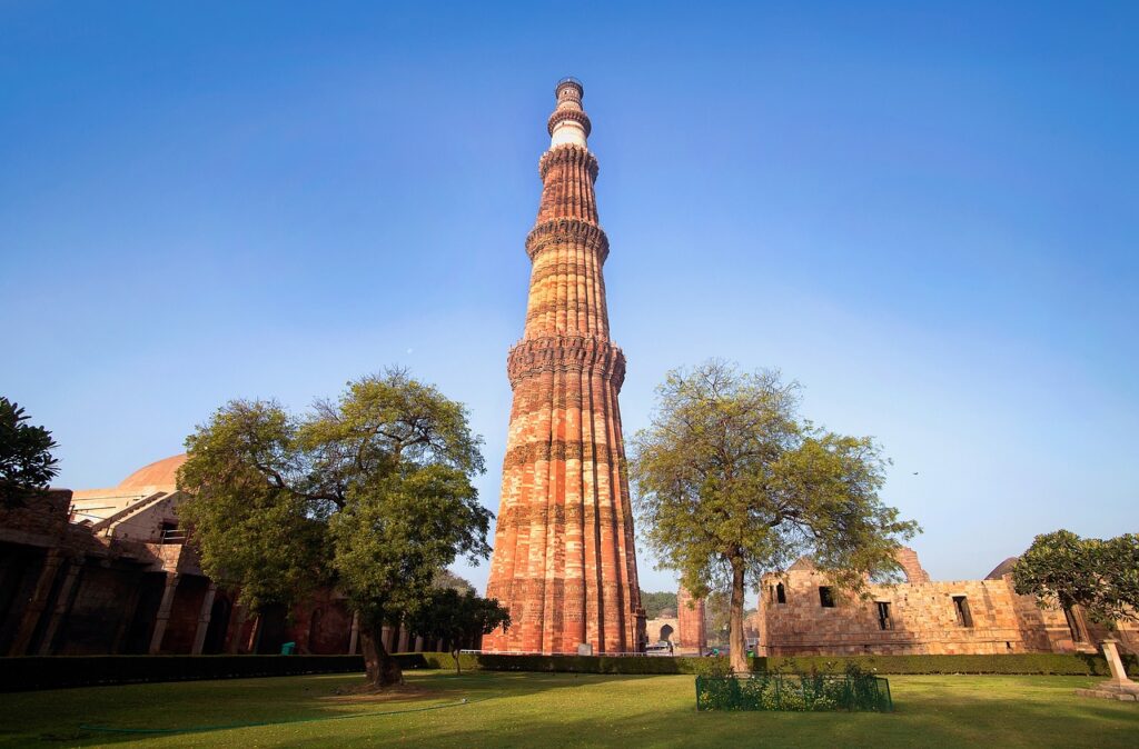  A panoramic view capturing the entirety of the majestic Qutub Minar monument.