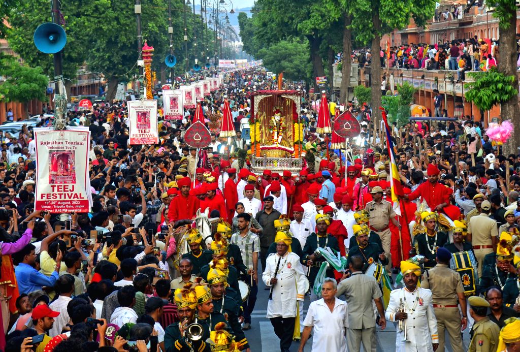 Teej Festival Image: Procession of Teej Mata Amidst a Crowded Jaipur Street, Captured from the Front