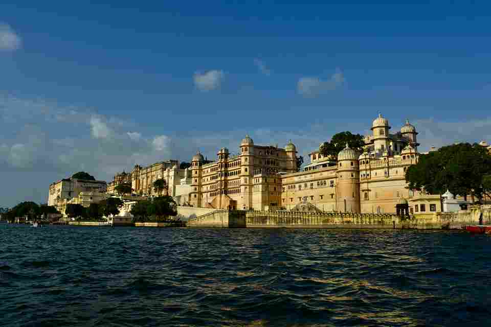 City Palace Udaipur - A majestic blend of Rajput and Mughal architecture. Photo by Rimjhim Agrawal on Unsplash