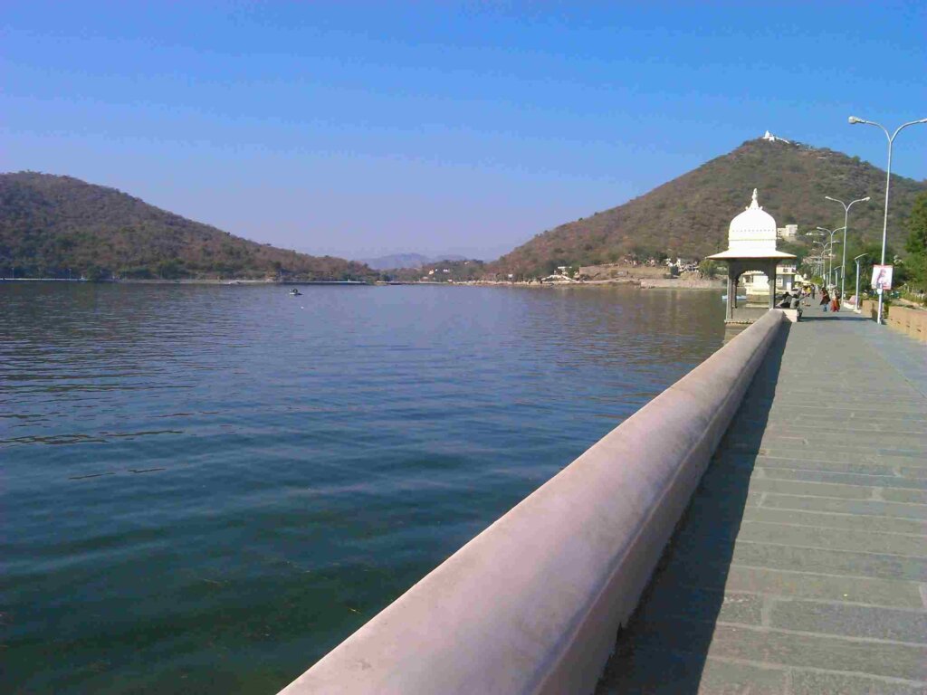 A scenic view of Fateh Sagar Lake in Udaipur, Rajasthan, India.This image, sourced from Google Wikimedia,