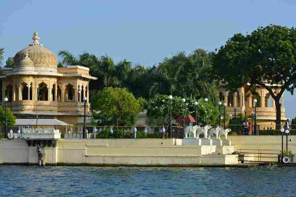 Jag Mandir Udaipur - Majestic palace on Lake Pichola. Photo by Rimjhim Agrawal on Unsplash.