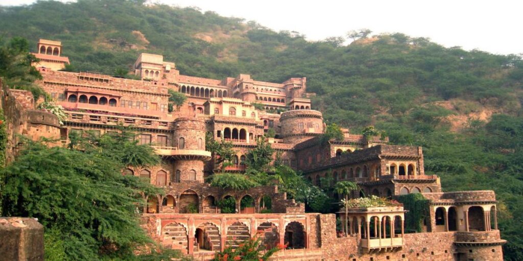 Neemrana Fort in Rajasthan - Image by Flickr: A captivating view of the historic Neemrana Fort against the Rajasthan landscape.