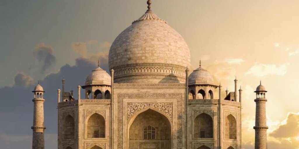 Panoramic view of the majestic Taj Mahal with the Yamuna River flowing in front, Agra, Uttar Pradesh, India.