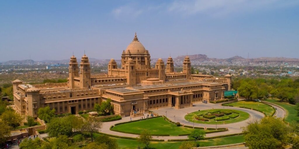 Umaid Bhawan Palace in Jodhpur, captured elegantly by Wikimedia Commons photographer.