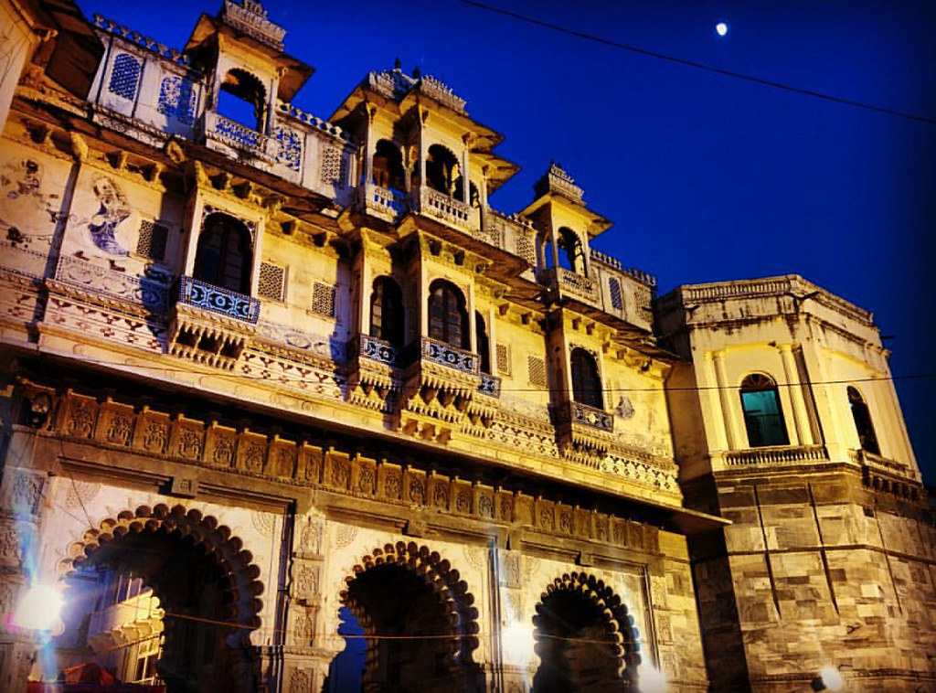 Image of Bagore Ki Haveli sourced from Google Flickr, capturing the architectural beauty and cultural heritage of Udaipur.