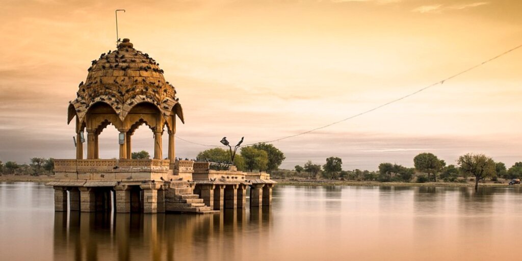 Gadisagar Lake, Jaisalmer - Wikimedia Commons