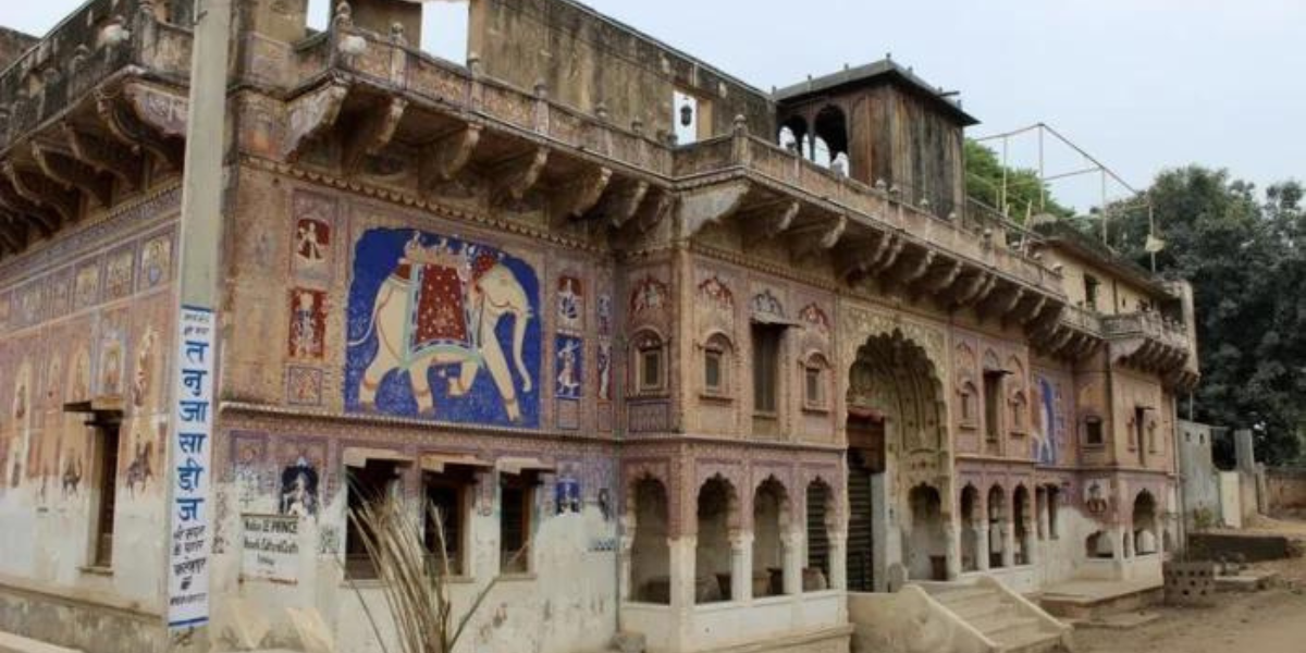 Exterior view of a Shekhawati haveli in Fatehpur adorned with intricate paintings, showcasing the rich artwork and cultural heritage of the region.