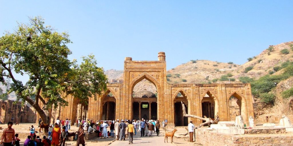 Adhai Din Ka Jhonpra in Ajmer, Rajasthan - An ancient grand mosque with intricate architecture, captured in a serene image by Flickr.