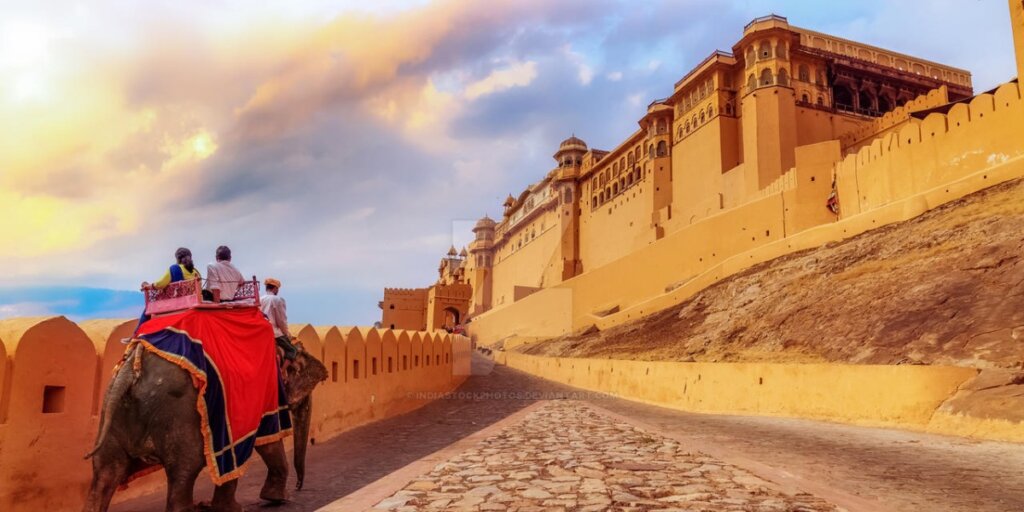 Elephant carrying a tourist atop to Amer Fort, Jaipur, Rajasthan.Image by: indiastockphotos on DeviantArt