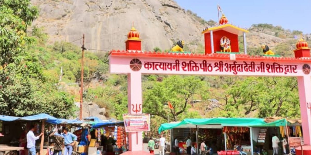 Image of the entrance gate to Arbuda Devi Shakti Peeth in Mount Abu, Rajasthan.