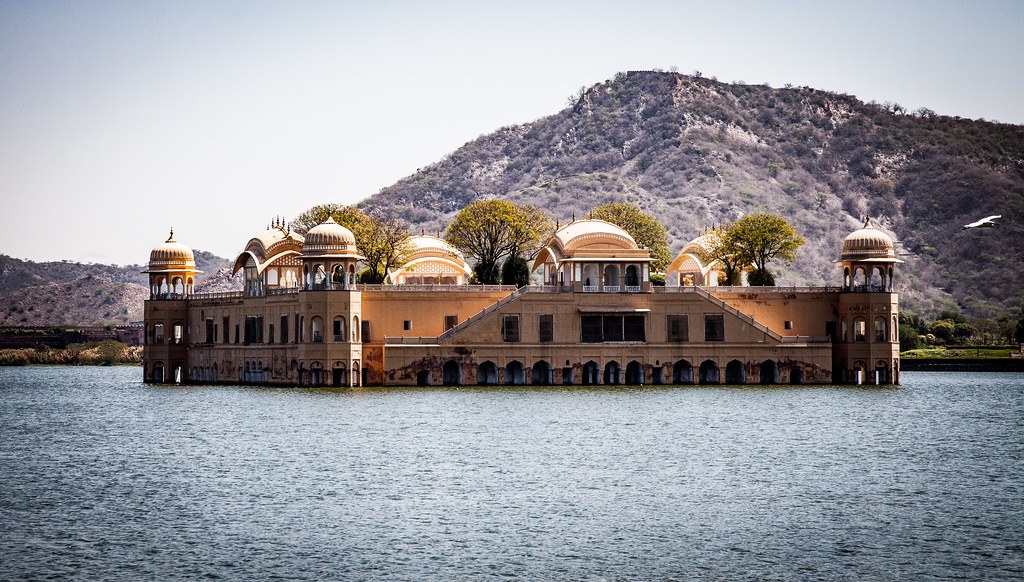 Jal Mahal, the Water Palace in Jaipur, Rajasthan, gracefully reflected in the calm waters of Man Sagar Lake, captured in an image by Flickr.