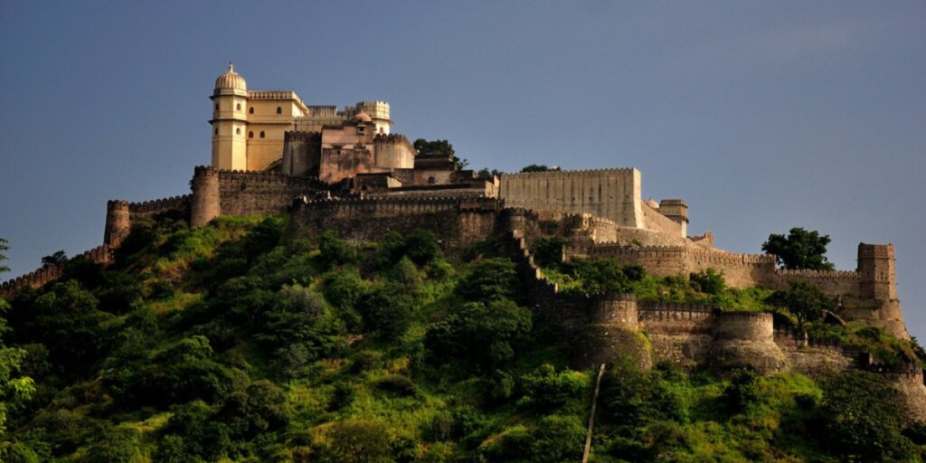 Image of Kumbhalgarh Fort, a Mewar fortress in Rajasthan. The fort stands tall amidst the rugged landscape, showcasing its formidable walls and architectural grandeur. Photo sourced from Flickr.