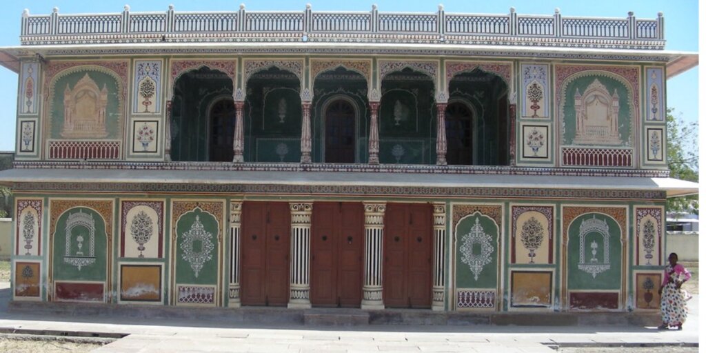 Golden-hued Sunehri Kothi building in Tonk, showcasing intricate architectural details and historical significance. Image by Flickr.