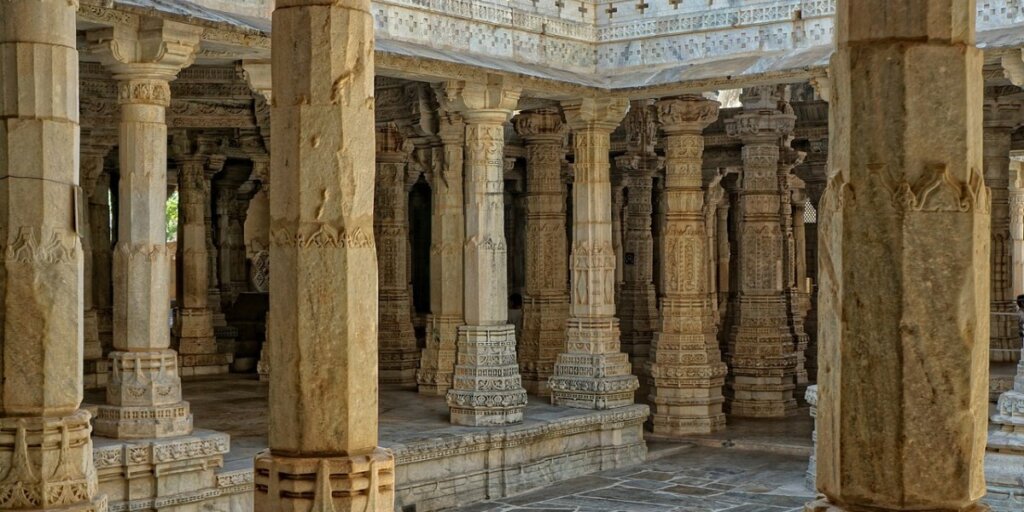 Image depicting the interior of the Chaumukha Mandir (Jain temple) in Ranakpur, featuring intricately carved pillars and architectural details. Photo sourced from Needpix.com.