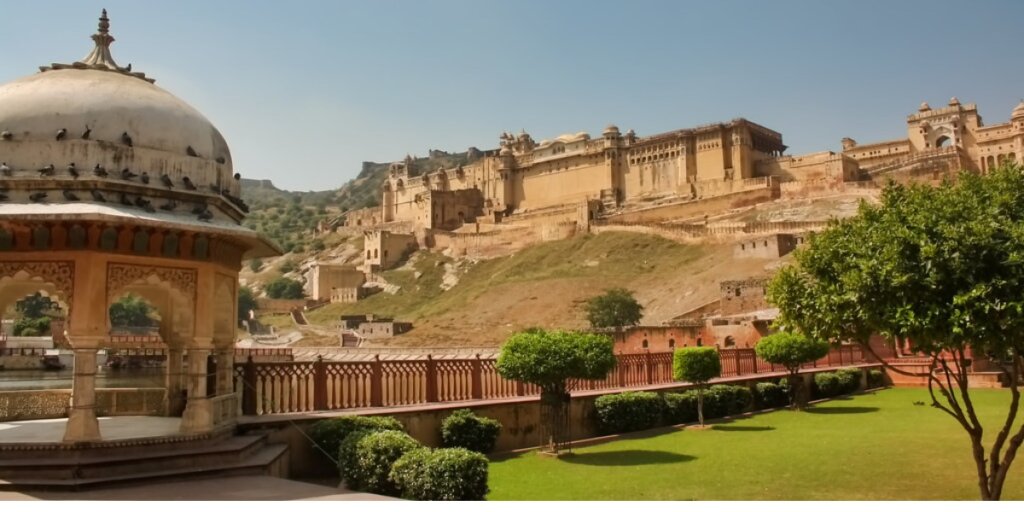  A stunning view of Amer Fort, showcasing its majestic architecture and intricate details, against a clear blue sky.Image credit: Daniel Mennerich via Flickr 