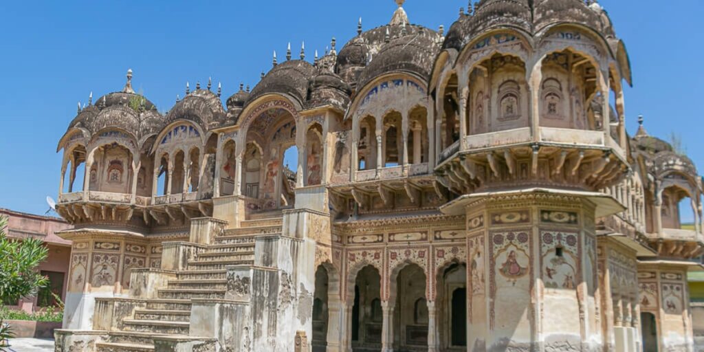 Exterior of an old cenotaph, known as the Seth Anantram Podar and family memorial cenotaph, located in Ramgarh, Shekhawati, Rajasthan, India.