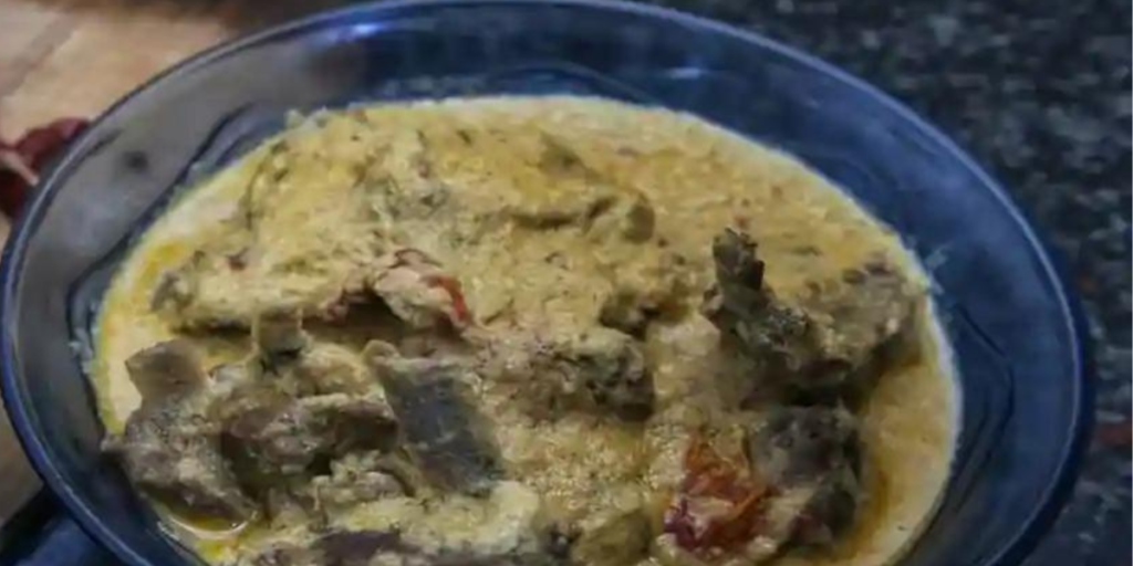 Mohan Maas Rajasthan: A traditional Rajasthani dish featuring rich, tender mutton cooked in a creamy sauce with aromatic spices, served with rice or bread.