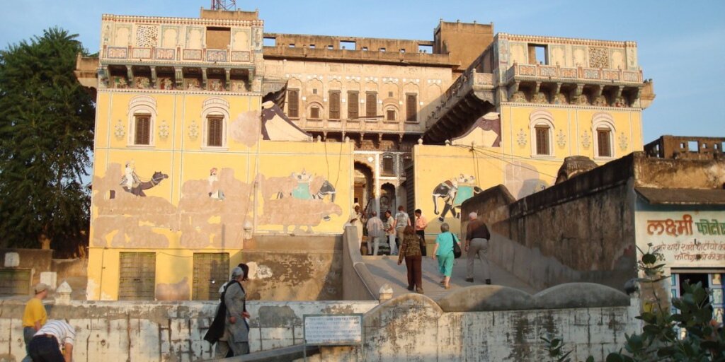 Arjun Das Goenka Haveli, Dundlod, Rajasthan, India. Now it has been converted into a museum! Tourists are going inside the Haveli by walking on the ramp of the Haveli